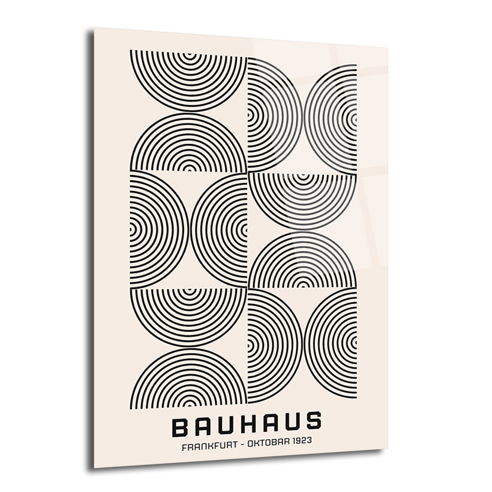 Açık bej zemin üzerinde siyah, konsantrik yarı çemberlerden oluşan tekrarlayan geometrik desenli, Bauhaus stilinde bir cam tablo. Altta 'BAUHAUS FRANKFURT - OKTOBAR 1923' yazısı bulunuyor.