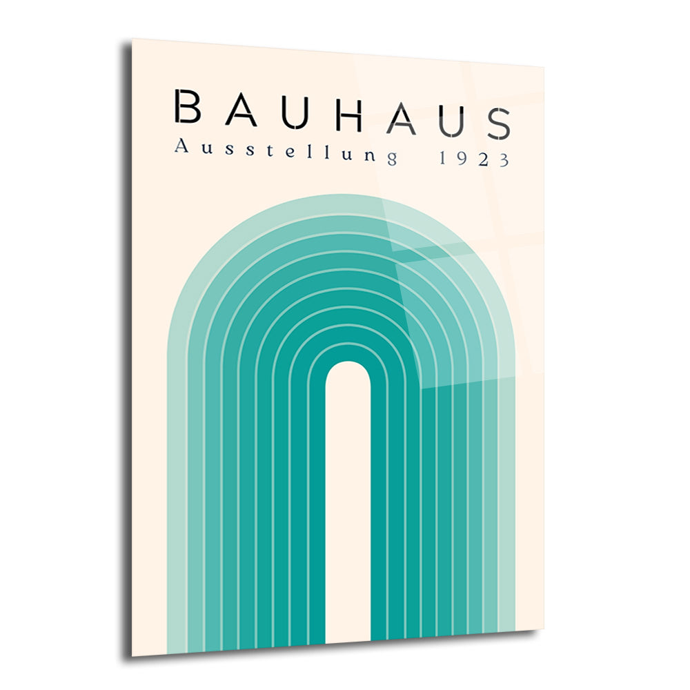 Açık bej zemin üzerinde, üst kısmında 'BAUHAUS Ausstellung 1923' yazan, su yeşili ve turkuaz tonlarında geometrik kemer desenli, minimalist cam tablo.