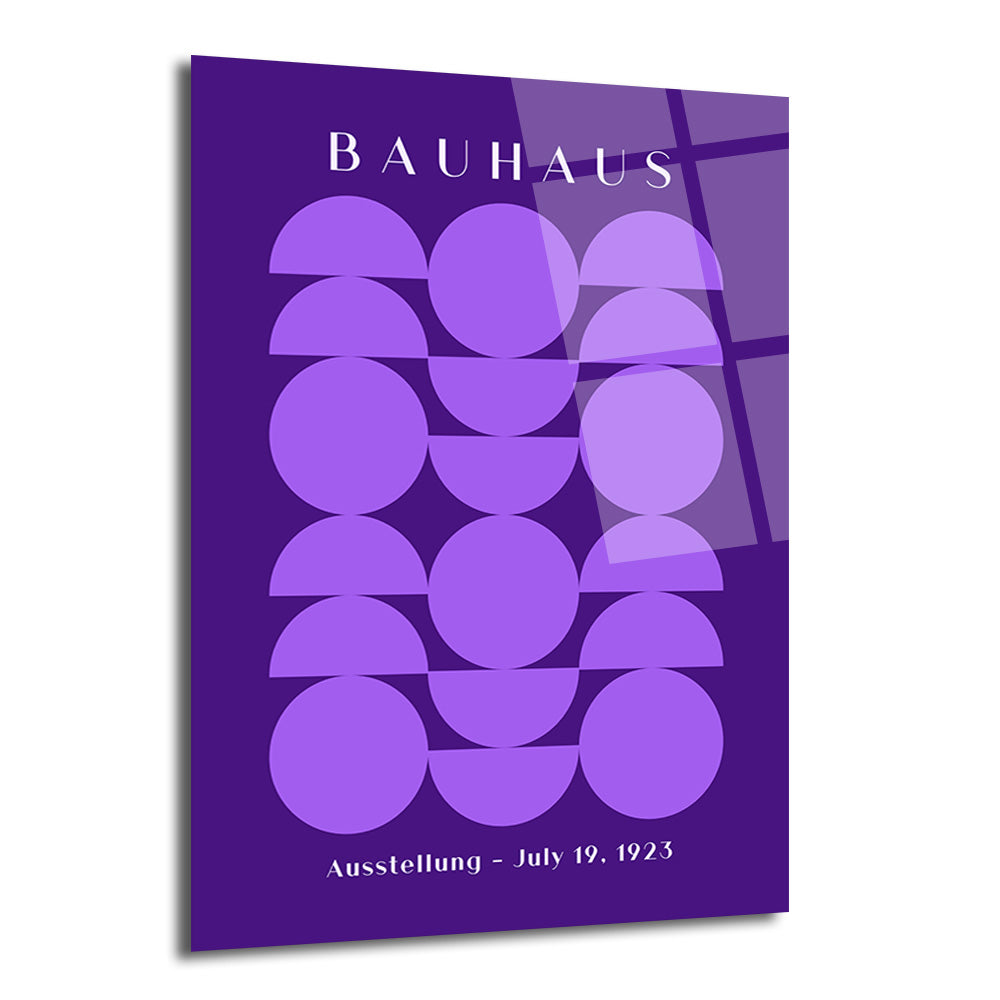 Koyu mor zemin üzerinde açık mor renkli daire ve yarım dairelerden oluşan geometrik desenli Bauhaus posteri. Üstte 'BAUHAUS', altta 'Ausstellung - July 19. 1923' yazıları beyaz renkte.