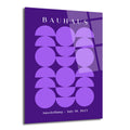 Koyu mor zemin üzerinde açık mor renkli daire ve yarım dairelerden oluşan geometrik desenli Bauhaus posteri. Üstte 'BAUHAUS', altta 'Ausstellung - July 19. 1923' yazıları beyaz renkte.