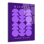 Koyu mor zemin üzerinde açık mor renkli daire ve yarım dairelerden oluşan geometrik desenli Bauhaus posteri. Üstte 'BAUHAUS', altta 'Ausstellung - July 19. 1923' yazıları beyaz renkte.