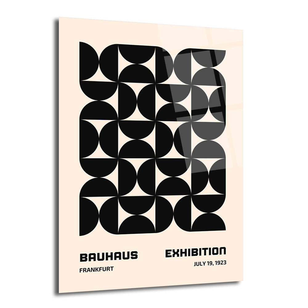 Açık bej zemin üzerinde siyah yarım dairelerden oluşan geometrik, soyut Bauhaus tarzı bir desen sergileyen cam tablo. Alt kısımda "BAUHAUS FRANKFURT" ve "EXHIBITION JULY 19, 1923" yazıları bulunuyor.