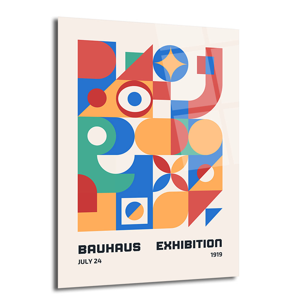 Kırmızı, mavi, turuncu ve yeşil renklerde geometrik şekillerin soyut bir kompozisyonunu içeren, 1919 Bauhaus sergisini tanıtan bir posterin cam tablo versiyonu.