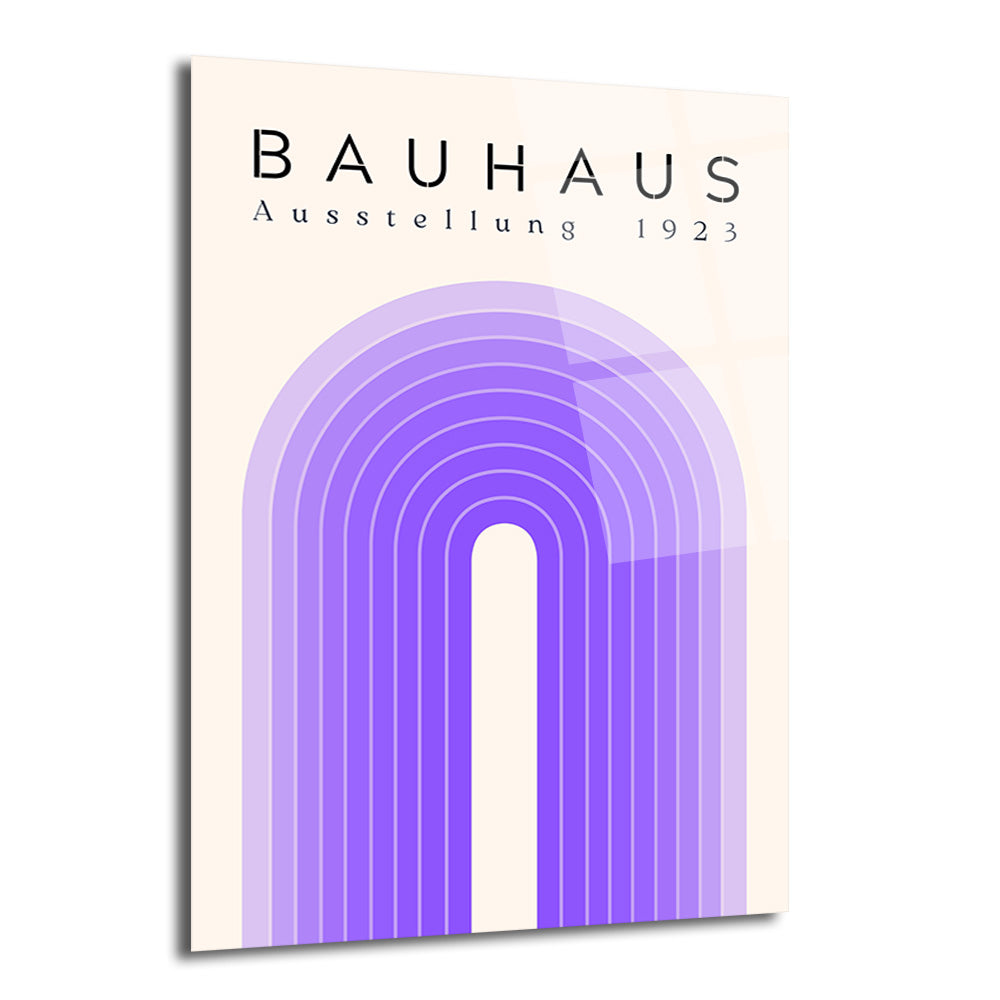 Krem arka plan üzerinde morun farklı tonlarında dairesel çizgilerle oluşturulmuş soyut bir kemer motifi ve üst kısmında 'Bauhaus Ausstellung 1923' yazan modern cam tablo.