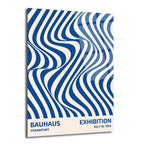 Mavi ve bej dalgalı, optik illüzyonlu çizgili bir desene sahip, altında 'Bauhaus Frankfurt' ve 'Exhibition July 19, 1923' yazan modern cam tablo.