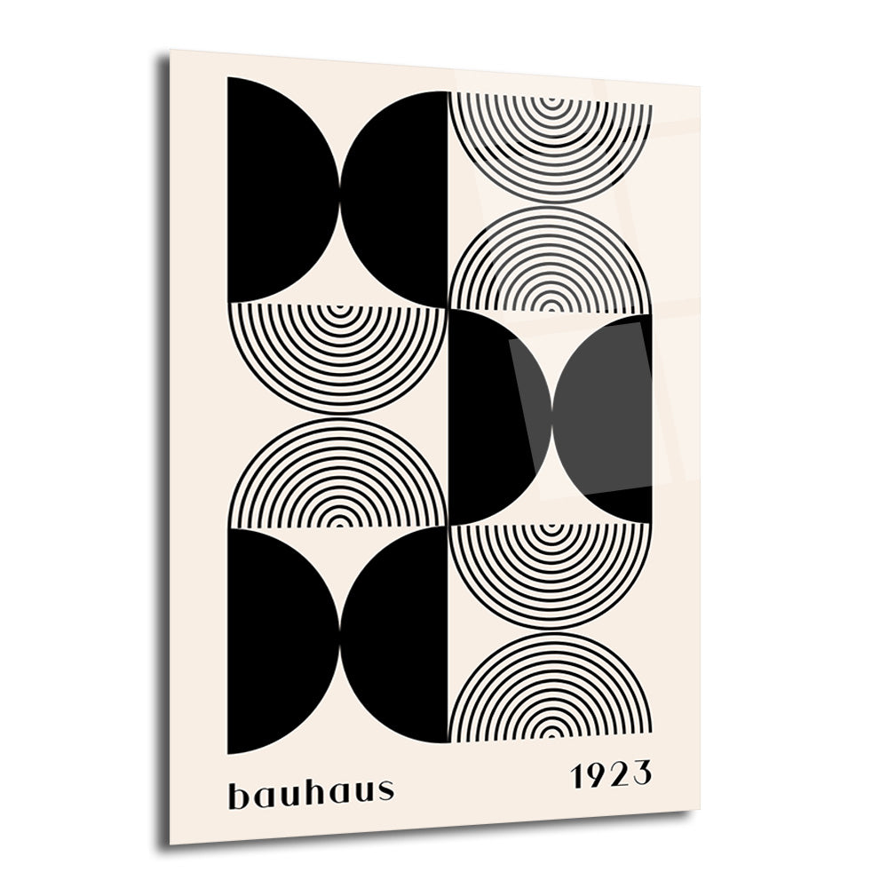 Bej zemin üzerinde siyah yarım daireler ve eş merkezli çizgili yarım dairelerden oluşan, Bauhaus stilinde minimalist ve geometrik desenlere sahip bir cam tablo. Alt kısımda 'bauhaus 1923' yazısı bulunuyor.