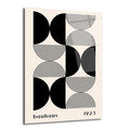 Bej zemin üzerinde siyah yarım daireler ve eş merkezli çizgili yarım dairelerden oluşan, Bauhaus stilinde minimalist ve geometrik desenlere sahip bir cam tablo. Alt kısımda 'bauhaus 1923' yazısı bulunuyor.