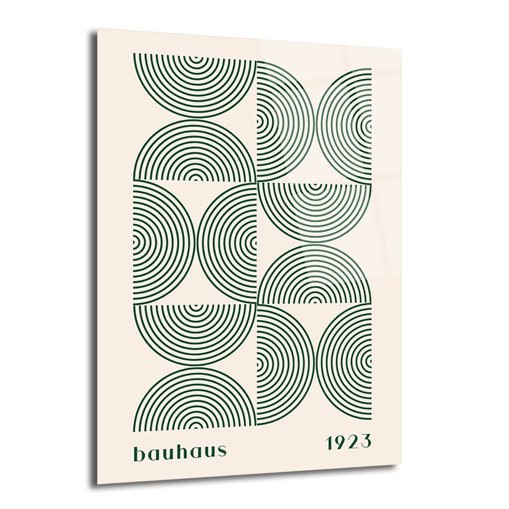 Krem rengi zeminde koyu yeşil, iç içe geçmiş yarım dairelerden oluşan, Bauhaus stilini yansıtan minimalist ve geometrik desenli cam tablo. Altında 'bauhaus' yazısı ve '1923' tarihi bulunur.