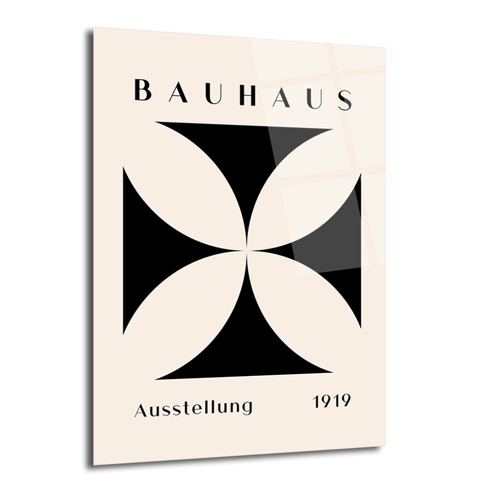 Açık bej zemin üzerine siyah, geometrik, dört yapraklı yonca benzeri bir şekil ve üstte 'BAUHAUS', altta 'Ausstellung 1919' yazan minimalist cam tablo.