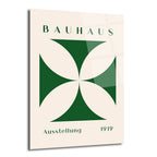 Açık krem rengi zemin üzerinde koyu yeşil, dört yapraklı yonca benzeri geometrik çapraz desene sahip minimalist Bauhaus sergi posteri. Üstte 'BAUHAUS', altta 'Ausstellung 1919' yazıları bulunmaktadır.