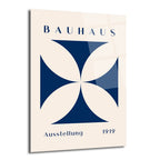 Açık krem rengi zemin üzerinde koyu lacivert Bauhaus stilinde, ortasında dört yapraklı geometrik haç deseni ve 'BAUHAUS Ausstellung 1919' yazısı bulunan modern cam tablo.