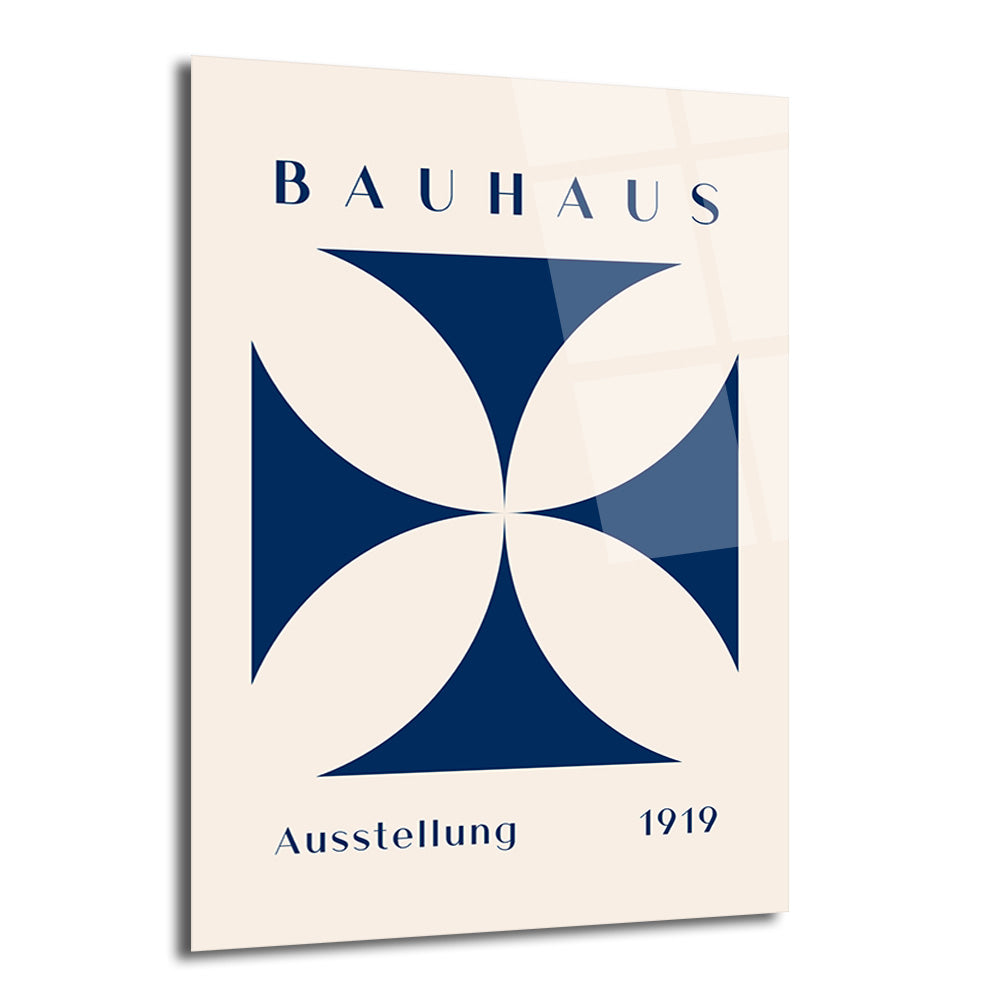 Açık krem rengi zemin üzerinde koyu lacivert Bauhaus stilinde, ortasında dört yapraklı geometrik haç deseni ve 'BAUHAUS Ausstellung 1919' yazısı bulunan modern cam tablo.