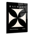 Siyah zemin üzerine bej renkli, dört kollu, geometrik haç deseni bulunan, üstte 'BAUHAUS' ve altta 'Ausstellung 1919' yazılı minimalist cam tablo.