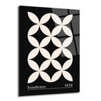 Siyah zemin üzerinde bej renkli, birbirine kenetlenmiş dairesel formlardan oluşan geometrik desenli, Bauhaus 1919 yazılı modern cam tablo.