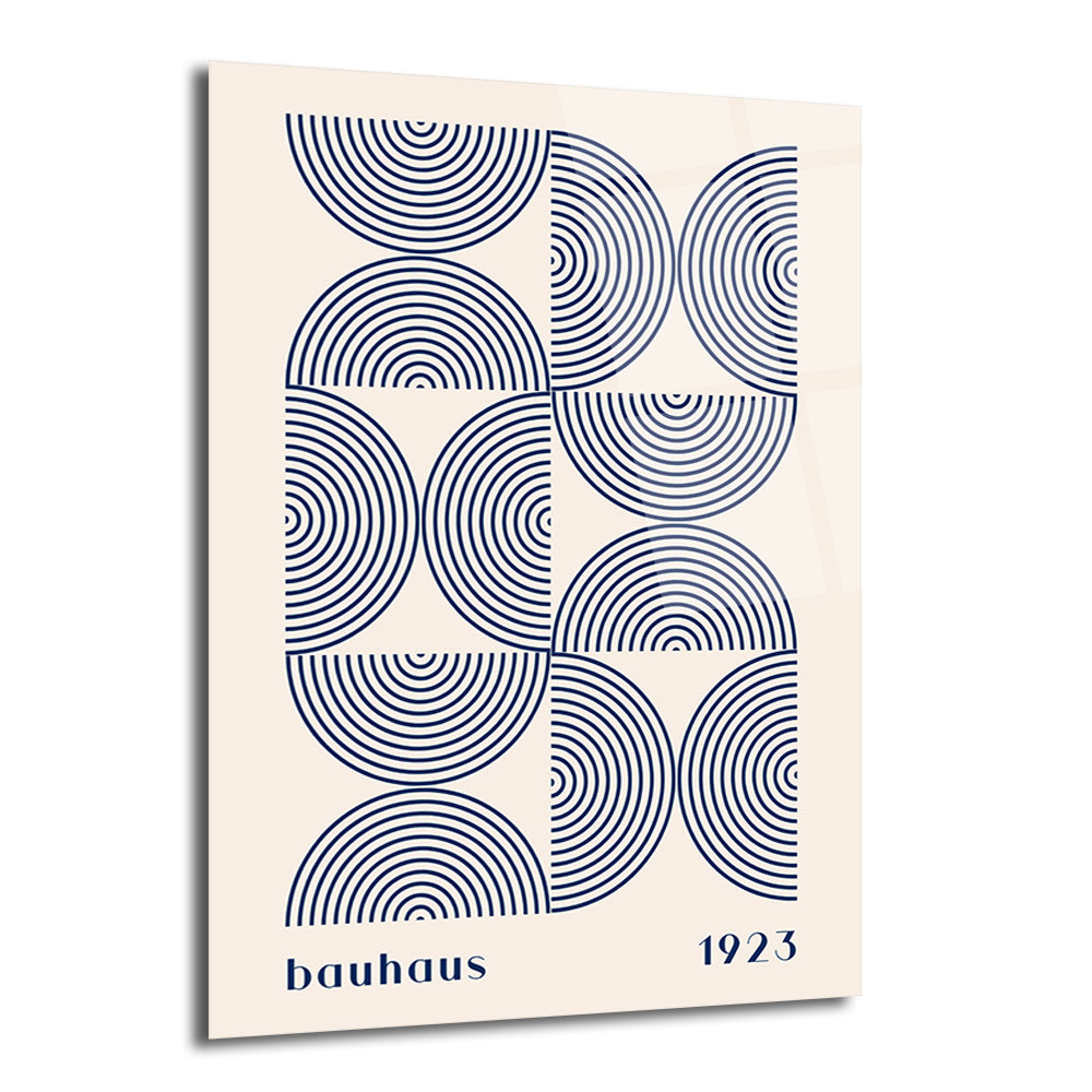 Krem renkli zeminde koyu lacivert, eş merkezli yarım dairelerden oluşan geometrik desenli, Bauhaus tarzı modern bir cam tablo. Alt köşede 'bauhaus 1923' yazısı bulunuyor.