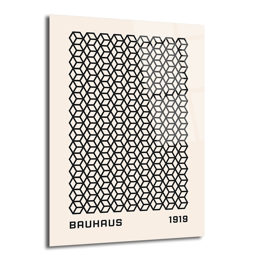 Açık bej zemin üzerinde siyah geometrik küp desenlerinin tekrarlandığı minimalist bir Bauhaus cam tablo. Tablonun altında 'BAUHAUS' ve '1919' yazıları bulunmaktadır.