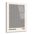 Açık bej zemin üzerinde siyah geometrik küp desenlerinin tekrarlandığı minimalist bir Bauhaus cam tablo. Tablonun altında 'BAUHAUS' ve '1919' yazıları bulunmaktadır.