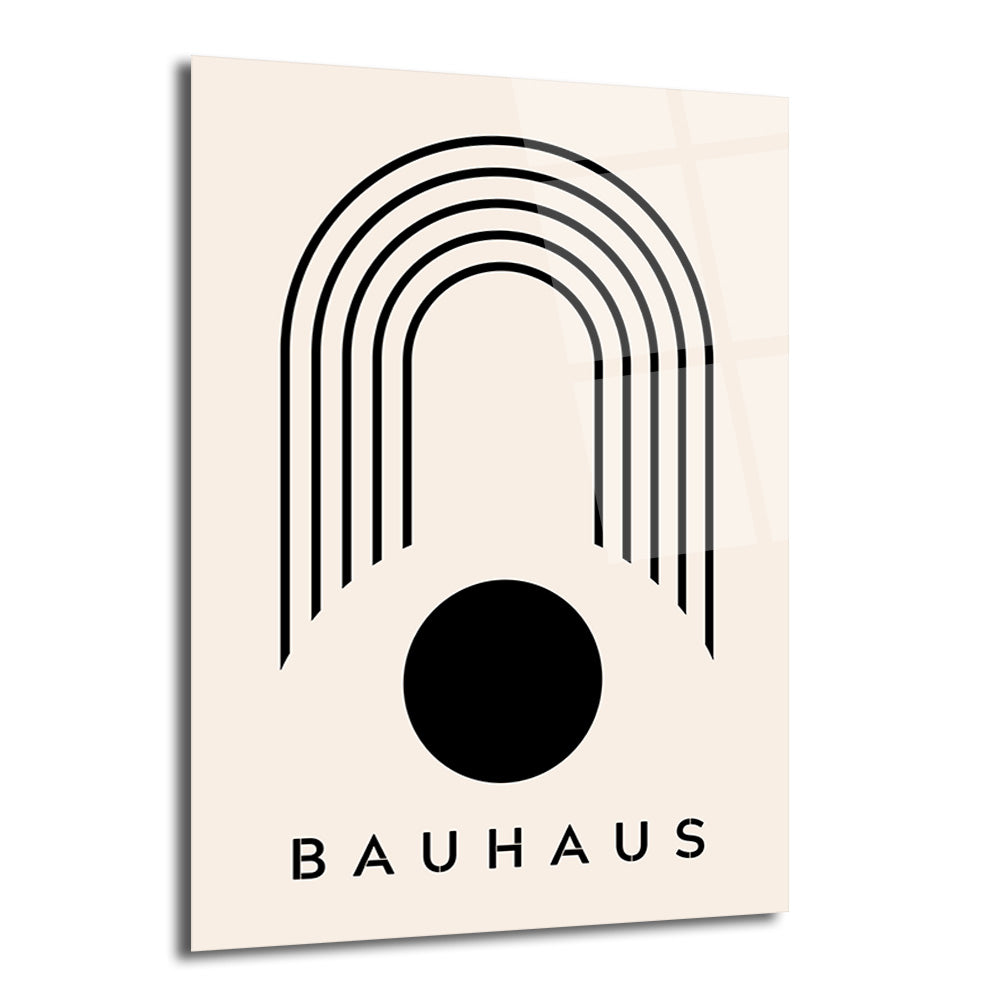 Açık bej zemin üzerinde siyah geometrik çizgilerle oluşturulmuş kemer ve daire formunda, altında 'BAUHAUS' yazan minimalist bir cam tablo.