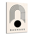 Açık bej zemin üzerinde siyah geometrik çizgilerle oluşturulmuş kemer ve daire formunda, altında 'BAUHAUS' yazan minimalist bir cam tablo.