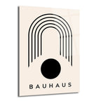Açık bej zemin üzerinde siyah geometrik çizgilerle oluşturulmuş kemer ve daire formunda, altında 'BAUHAUS' yazan minimalist bir cam tablo.