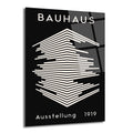 Siyah zemin üzerinde beyaz geometrik çizgilerle oluşturulmuş soyut bir bina tasarımını ve üstte 'BAUHAUS', altta 'Ausstellung 1919' yazısını içeren modern bir cam tablo.