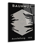 Siyah zemin üzerinde beyaz geometrik çizgilerle oluşturulmuş soyut bir bina tasarımını ve üstte 'BAUHAUS', altta 'Ausstellung 1919' yazısını içeren modern bir cam tablo.