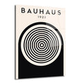 Bauhaus 1923 yazılı, bej zemin üzerinde siyah konsantrik çemberler ve alt kısımda siyah bir yarım daire bulunan modern minimalist cam tablo.