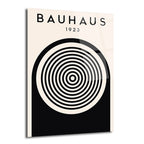 Bauhaus 1923 yazılı, bej zemin üzerinde siyah konsantrik çemberler ve alt kısımda siyah bir yarım daire bulunan modern minimalist cam tablo.