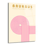 Bej zemine sahip, Bauhaus Ausstellung 1923 yazılı, pembe renkli geometrik çizgilerle stilize edilmiş modern bir cam tablo.