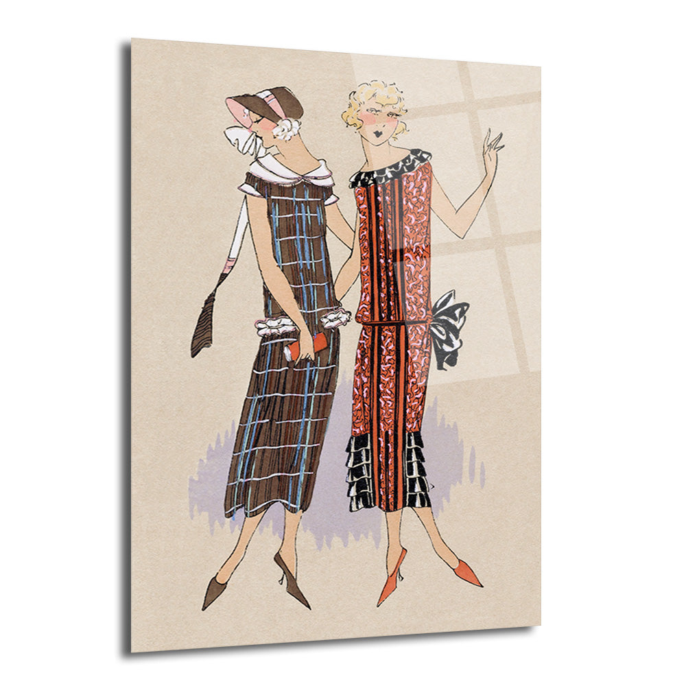 1920'ler Art Deco tarzında, kahverengi ekose ve turuncu desenli elbiseler giymiş iki zarif kadının vintage moda illüstrasyonu. Bej arka plan üzerinde, şık şapkalar ve aksesuarlarla poz veriyorlar.