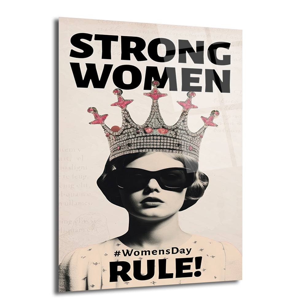 Siyah güneş gözlüğü ve pembe taşlı gümüş bir taç takan, retro tarzda, krem rengi zeminde 'STRONG WOMEN' ve '#WomensDay RULE!' yazılı, güçlü bir kadın figürü içeren cam tablo.