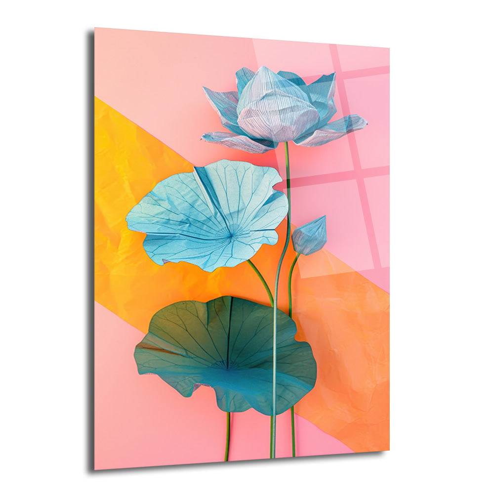 Pastel pembe ve turuncu geometrik fon üzerinde, mavi ve turkuaz tonlarında, kağıttan yapılmış gibi duran lotus çiçekleri ve yaprakları gösteren modern cam tablo. Sanatsal bir derinlik ve doku hissi veren bir kompozisyon.