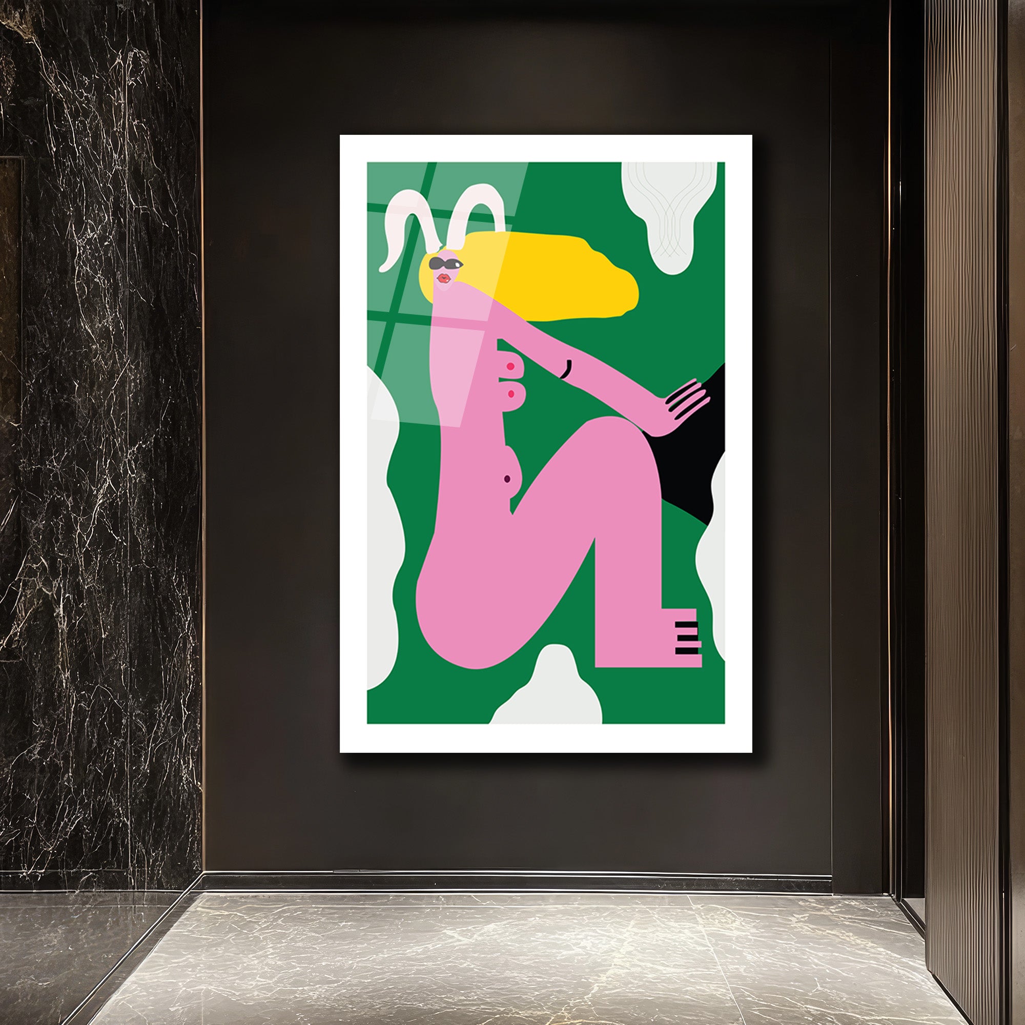 Cesur Pembe Figür ve Sarı Saçlar Modern Cam Tablo