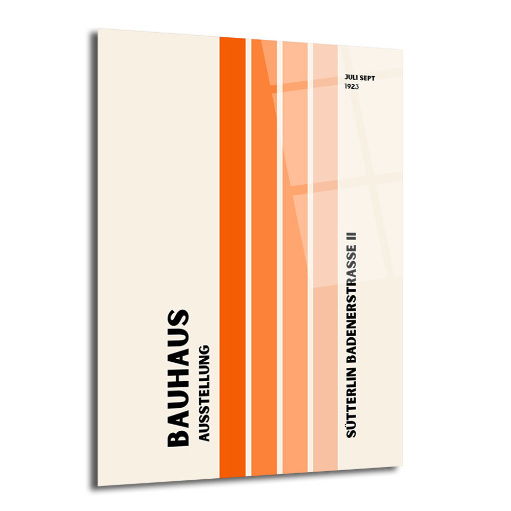 Bej renkli arka plan üzerinde farklı tonlarda turuncu dikey çizgilerin ve "BAUHAUS AUSSTELLUNG JULI SEPT 1923" yazılarının bulunduğu minimalist Bauhaus tarzı cam tablo.