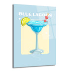 Açık mavi zeminde sarı dikdörtgen içinde Blue Lagoon kokteyli illüstrasyonu. Kokteyl bardağı mavi içecek, yeşil limon dilimi ve kırmızı kirazlarla süslenmiş. Yazlık ve ferahlatıcı bir atmosfer.