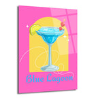Parlak pembe ve sarı tonlarda arka plana sahip, üzerinde lime dilimi ve kiraz bulunan mavi Blue Lagoon kokteyli gösteren modern illüstrasyon cam tablo.