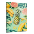 Açık nane yeşili bir zeminde, ananas, muz, dilimlenmiş greyfurt, limon ve misket limonu ile tropikal yaprakların modern bir düzenlemesini gösteren cam tablo.