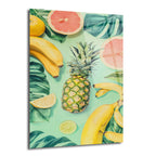 Açık nane yeşili bir zeminde, ananas, muz, dilimlenmiş greyfurt, limon ve misket limonu ile tropikal yaprakların modern bir düzenlemesini gösteren cam tablo.