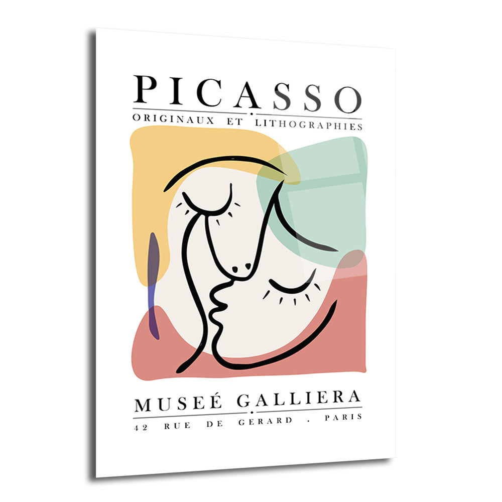 Beyaz zemin üzerinde siyah çizgi hatlarla öpüşen iki soyut yüzün pastel tonlarda (hardal sarısı, mint yeşili, terakota) organik şekillerle vurgulandığı, 'PICASSO' ve 'MUSEE GALLIERA' yazılarının bulunduğu modern sanat tarzı cam tablo.