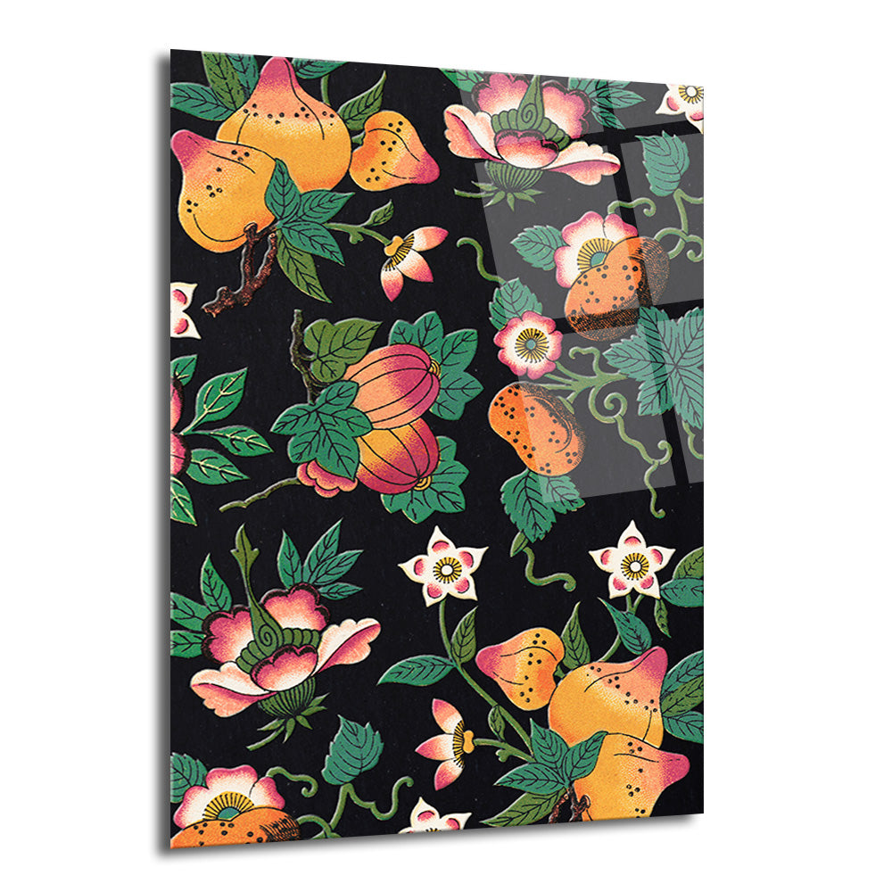 Siyah fon üzerinde turuncu armutlar, pembe ve yeşil yapraklı çiçekler, kırmızımsı meyveler ve beyaz küçük çiçeklerden oluşan yoğun, vintage tarzı bir desen.