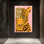 Cesur Bakış: Pembe Arka Plan Leopard Desenli Modern Cam Tablo