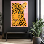 Cesur Bakış: Pembe Arka Plan Leopard Desenli Modern Cam Tablo