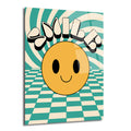 Retro tarzda sarı gülen yüz emojisi, üzerinde 'SMILE' yazısı ve teal ile krem renklerde optik illüzyonlu, dama desenli bir arka plana sahip cam tablo.