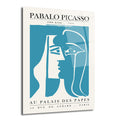 Mavi ve krem renklerde, Picasso'nun 'The Kiss' eserinden esinlenmiş, iki soyut yüz profilini gösteren modern cam tablo.