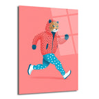 Pembe arka planda, pembe kapüşonlu ve puantiyeli mavi pantolon giymiş, koşan sevimli bir leopar illüstrasyonu.