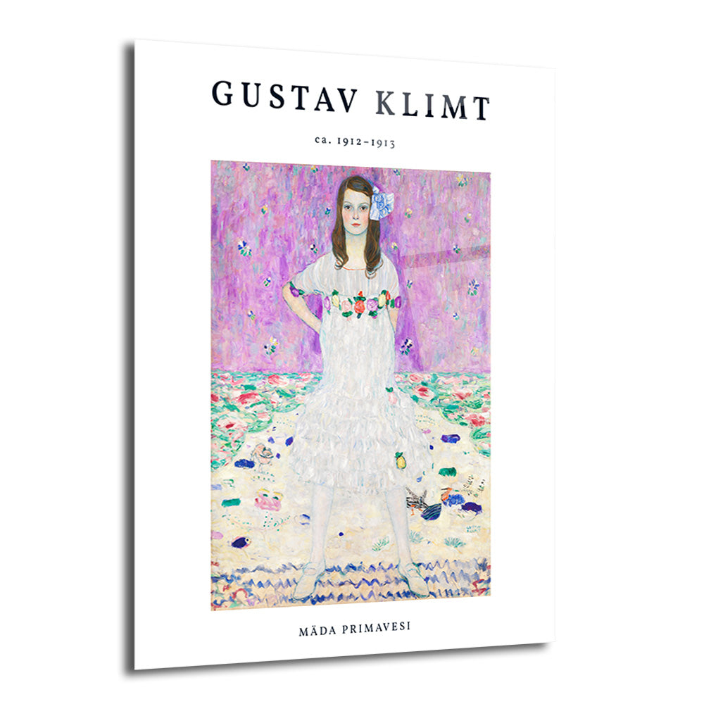 Gustav Klimt'in 'Mäda Primavesi' adlı tablosunu gösteren bir cam tablo. Resimde mor ve pembe tonlarda çiçekli bir arka plan önünde, beyaz fırfırlı elbise giymiş, saçında mavi kurdele olan genç bir kız ayakta duruyor.