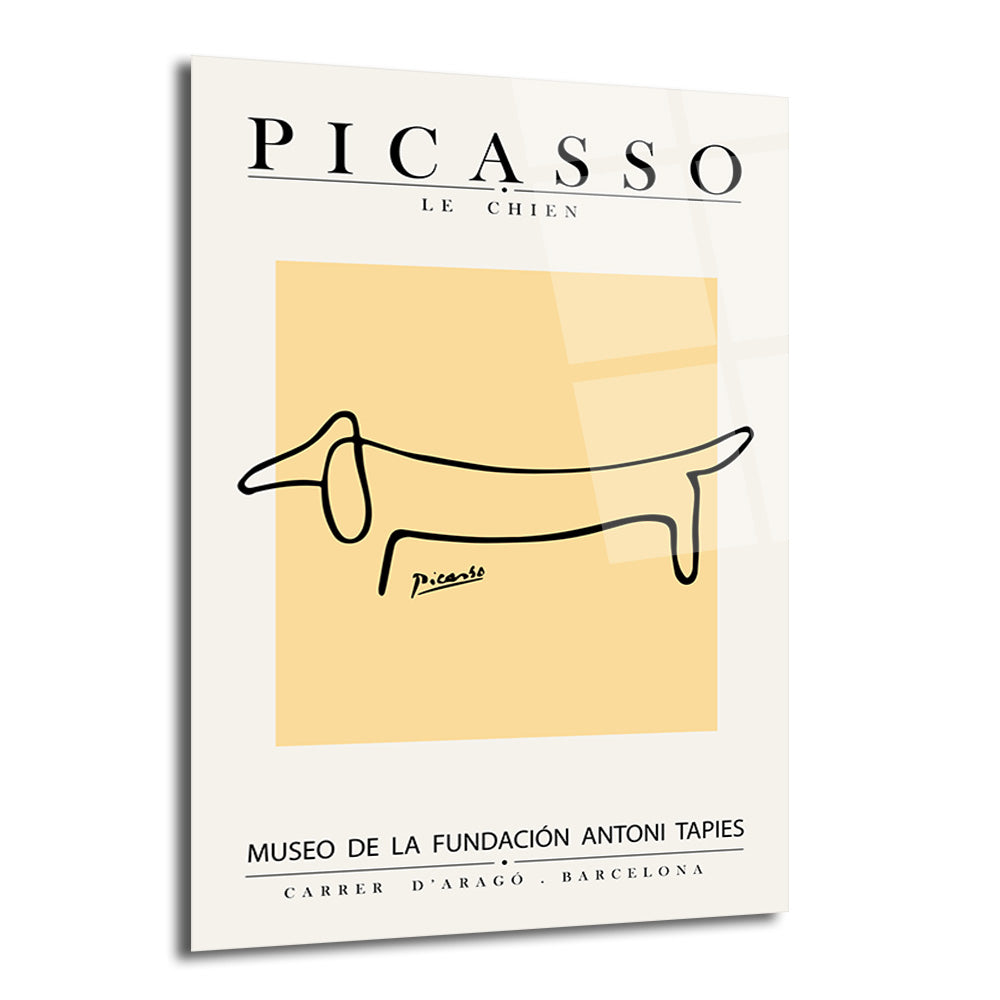 Picasso'nun 'Le Chien' eserinden esinlenilmiş, krem rengi fon üzerinde sarı dikdörtgen içinde siyah tek çizgiyle çizilmiş minimalist köpek figürü ve metinlerin bulunduğu parlak yüzeyli cam tablo.