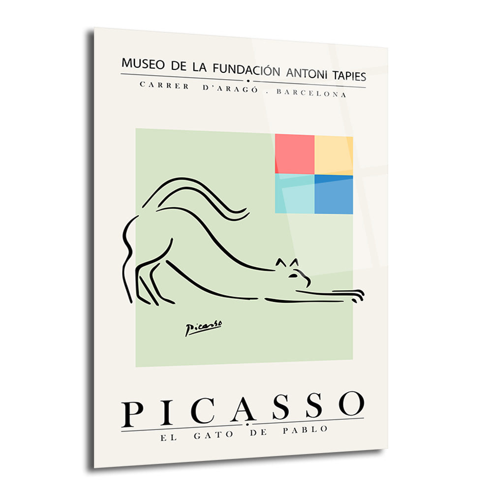 Açık krem arka plan üzerinde, yeşil bir blok içinde uzanan siyah çizgilerle çizilmiş minimalist bir kedi figürü bulunan, Picasso'nun 'El Gato de Pablo' eserini anımsatan bir cam tablo. Sağ üst köşede kırmızı, sarı, açık mavi ve koyu mavi renkli dört kare yer alıyor. Tablonun üst kısmında müze adı, alt kısmında ise 'PICASSO EL GATO DE PABLO' yazısı bulunuyor.