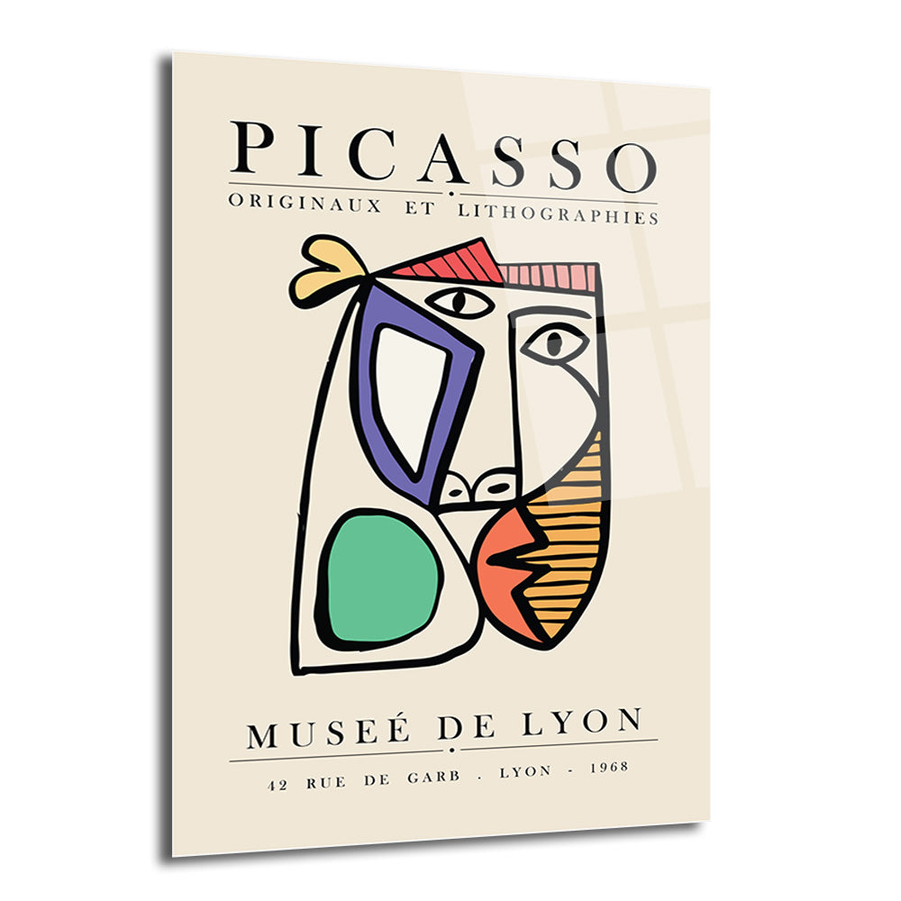 Bej renkli bir arka plan üzerinde siyah çizgilerle çizilmiş, kübist tarzda soyut bir yüz portresi içeren Picasso sergisi afişi görünümlü cam tablo. Yüzde kırmızı, mor, yeşil, turuncu ve sarı renk detayları bulunur. Afişin üstünde 'PICASSO' ve altında 'MUSEE DE LYON' yazıları yer alır.