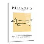 Beyaz arka plan üzerinde açık sarı dikdörtgen içinde siyah tek çizgiyle çizilmiş minimalist bir sosis köpek (dachshund) illüstrasyonu. Üstte 'PICASSO LE CHIEN' yazısı, altta 'MUSEO DE LA FUNDACIÓN ANTONI TAPIES BARCELONA' ibaresi yer almaktadır.